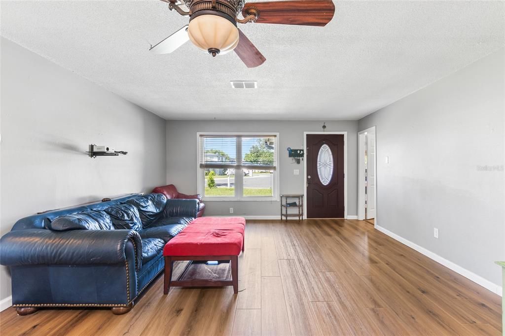 For Sale: $349,900 (3 beds, 1 baths, 1583 Square Feet)