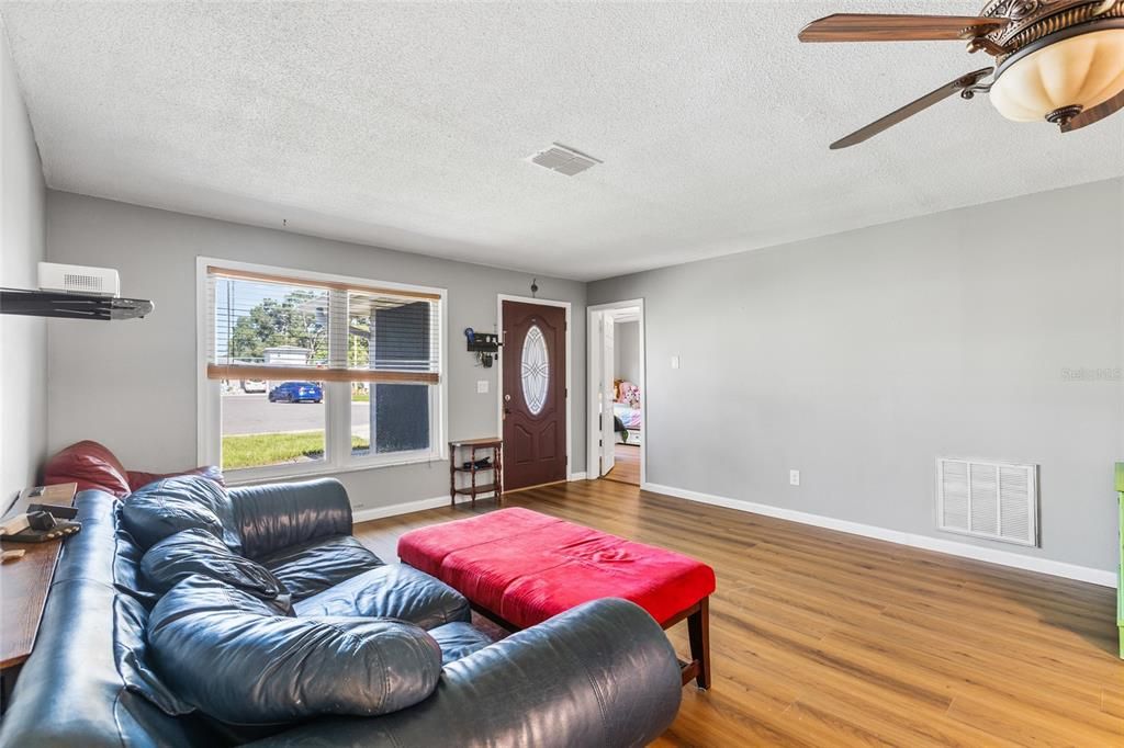 For Sale: $349,900 (3 beds, 1 baths, 1583 Square Feet)