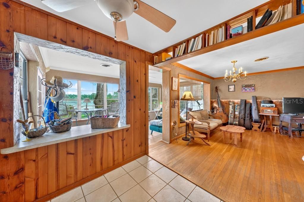 For Sale: $259,000 (2 beds, 1 baths, 1271 Square Feet)
