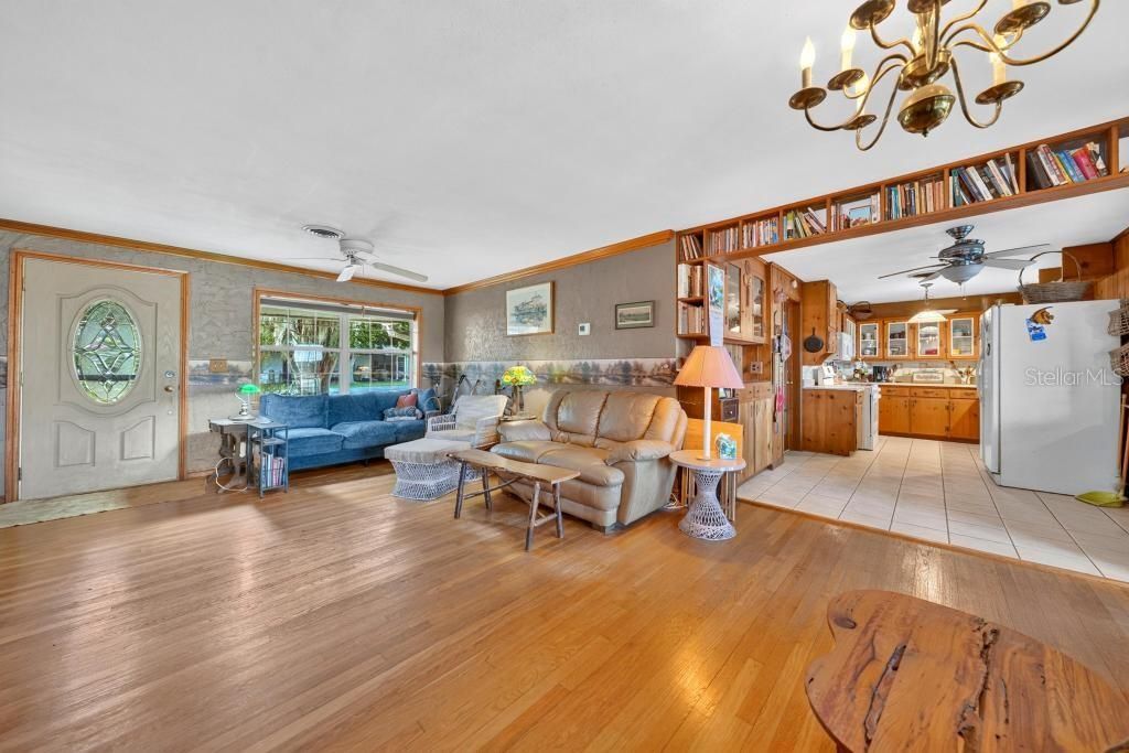 For Sale: $259,000 (2 beds, 1 baths, 1271 Square Feet)
