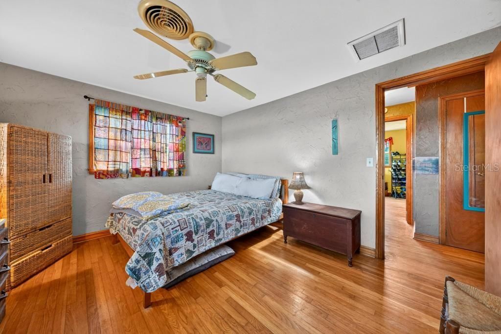 For Sale: $259,000 (2 beds, 1 baths, 1271 Square Feet)