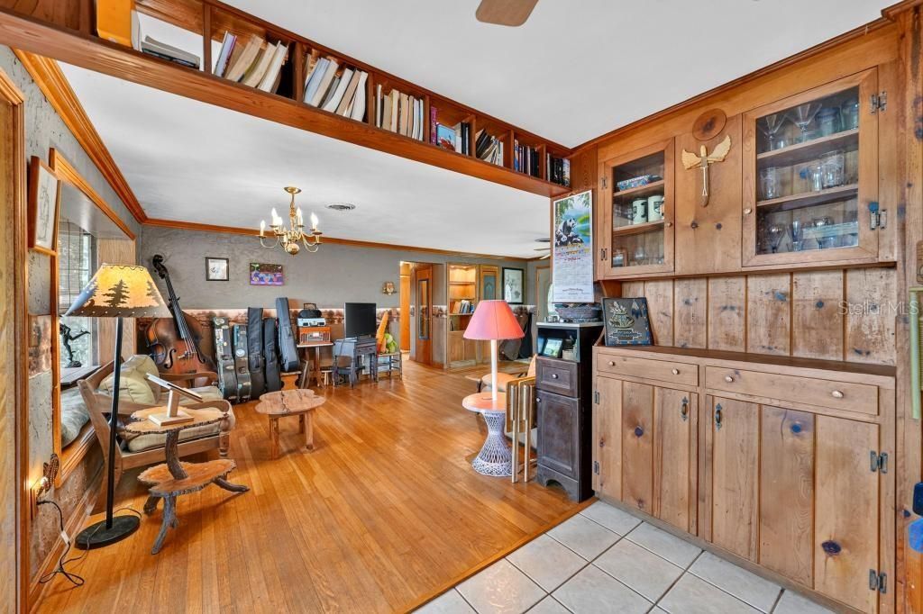 For Sale: $259,000 (2 beds, 1 baths, 1271 Square Feet)
