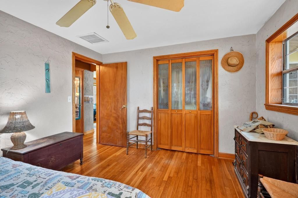 For Sale: $259,000 (2 beds, 1 baths, 1271 Square Feet)