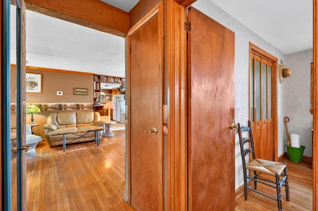 For Sale: $259,000 (2 beds, 1 baths, 1271 Square Feet)
