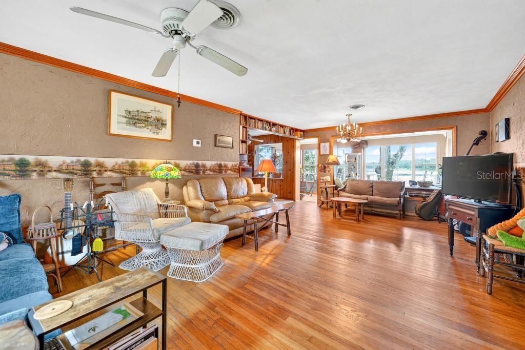 For Sale: $259,000 (2 beds, 1 baths, 1271 Square Feet)