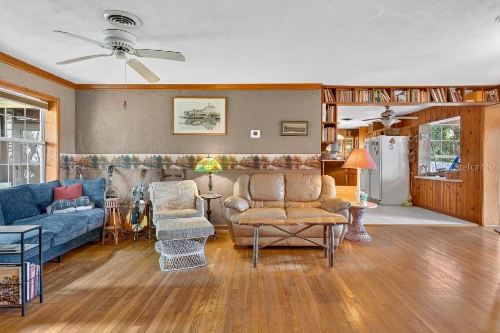 For Sale: $259,000 (2 beds, 1 baths, 1271 Square Feet)