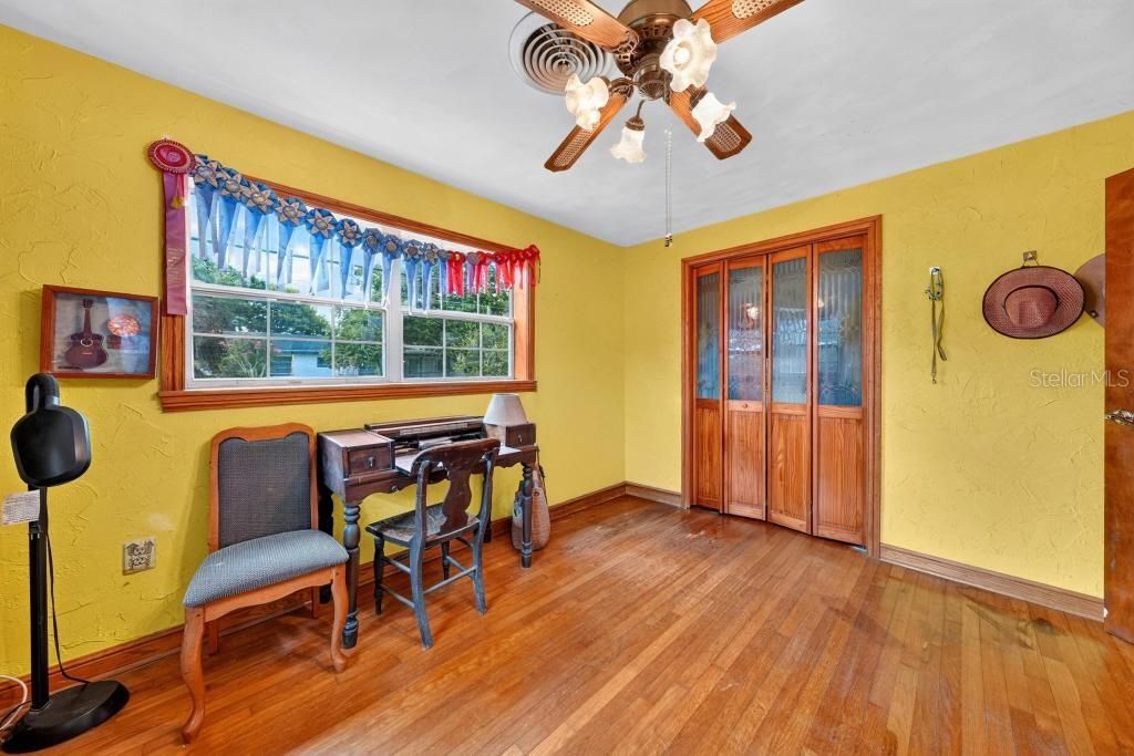 For Sale: $259,000 (2 beds, 1 baths, 1271 Square Feet)