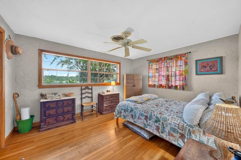 For Sale: $259,000 (2 beds, 1 baths, 1271 Square Feet)