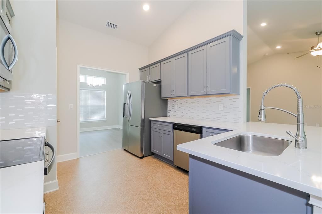 En Venta: $325,000 (4 camas, 2 baños, 2169 Pies cuadrados)