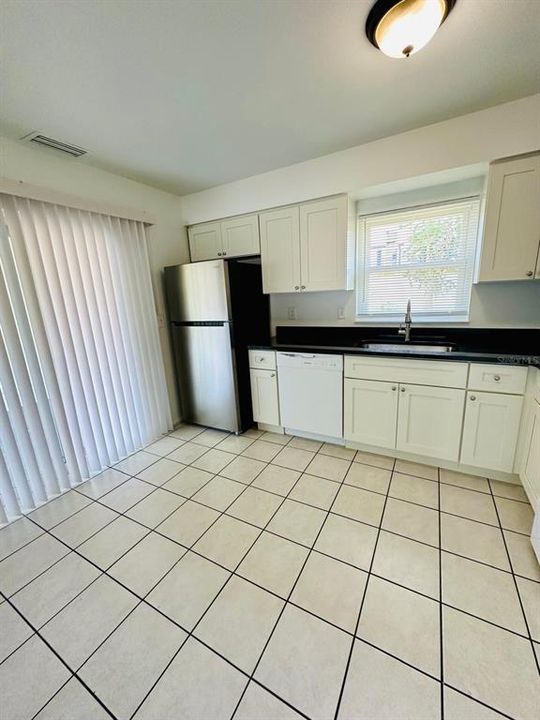 For Rent: $1,800 (3 beds, 2 baths, 1047 Square Feet)