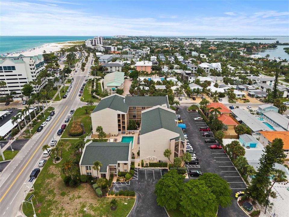 For Sale: $450,000 (2 beds, 2 baths, 991 Square Feet)
