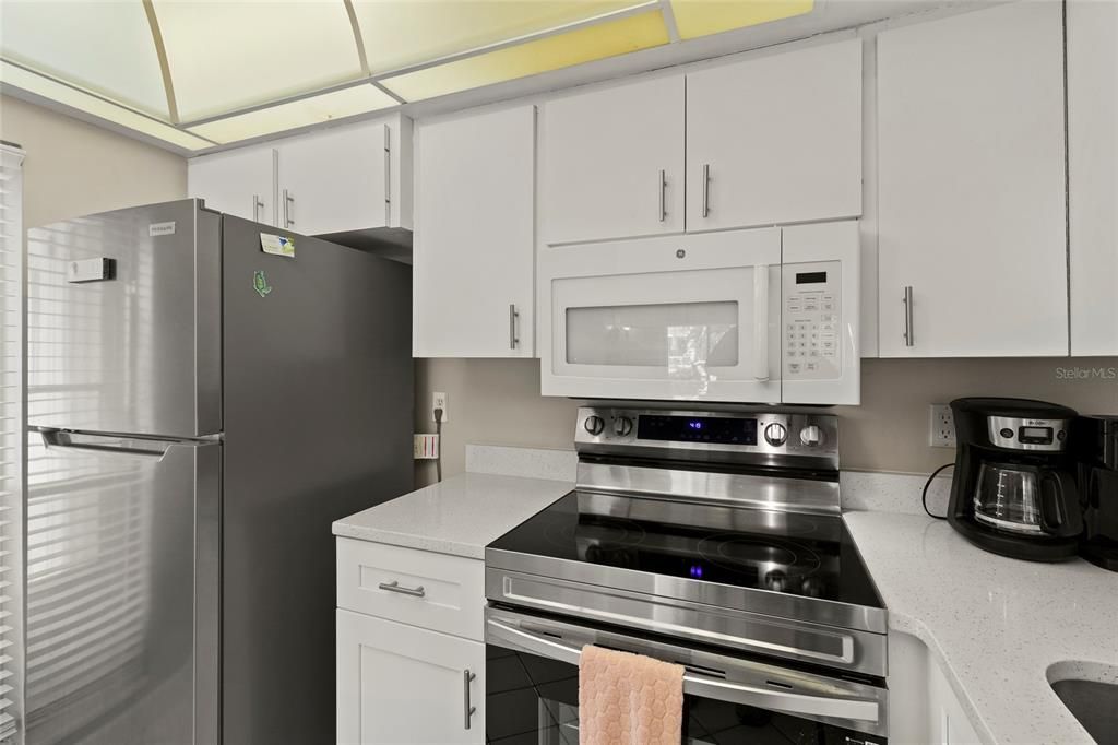 For Sale: $450,000 (2 beds, 2 baths, 991 Square Feet)