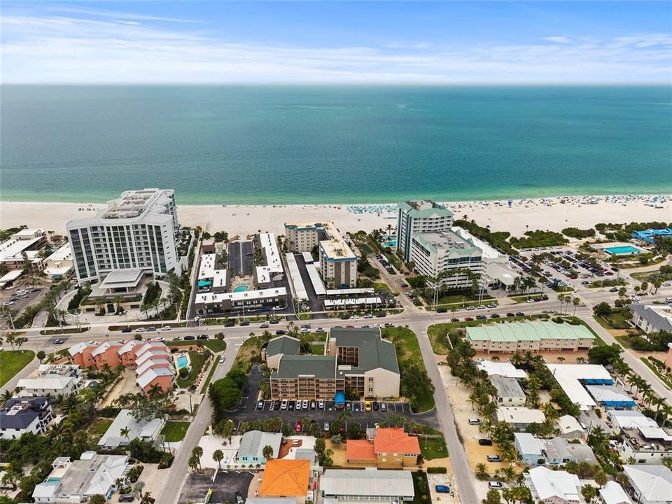 For Sale: $450,000 (2 beds, 2 baths, 991 Square Feet)
