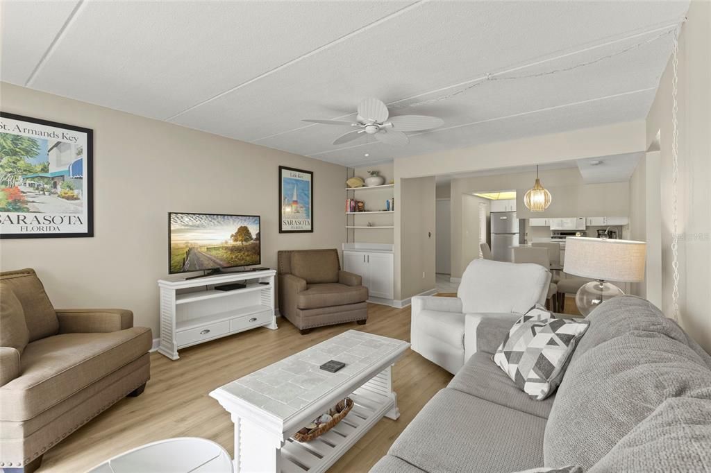 For Sale: $450,000 (2 beds, 2 baths, 991 Square Feet)
