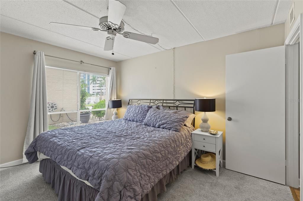 For Sale: $450,000 (2 beds, 2 baths, 991 Square Feet)