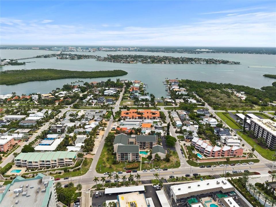 For Sale: $450,000 (2 beds, 2 baths, 991 Square Feet)