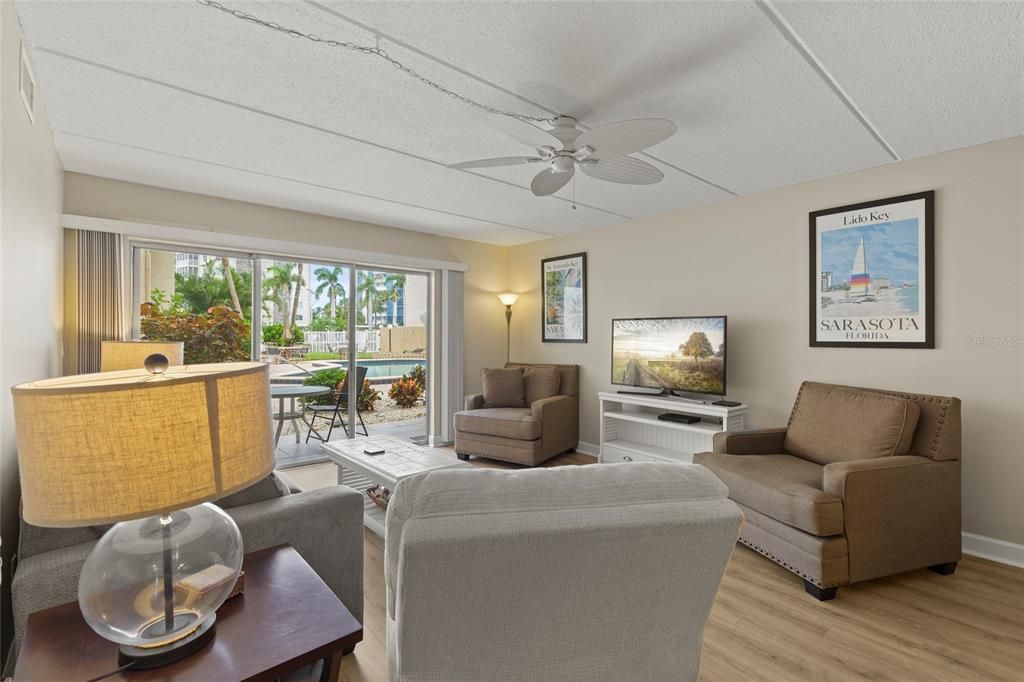 For Sale: $450,000 (2 beds, 2 baths, 991 Square Feet)