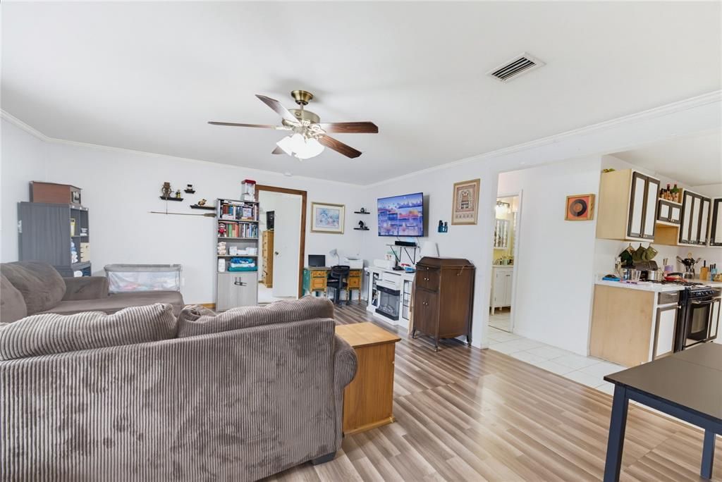 For Sale: $299,500 (2 beds, 1 baths, 1086 Square Feet)