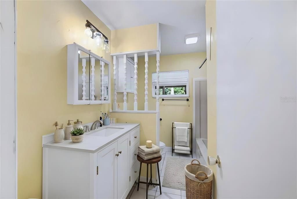 For Sale: $299,500 (2 beds, 1 baths, 1086 Square Feet)