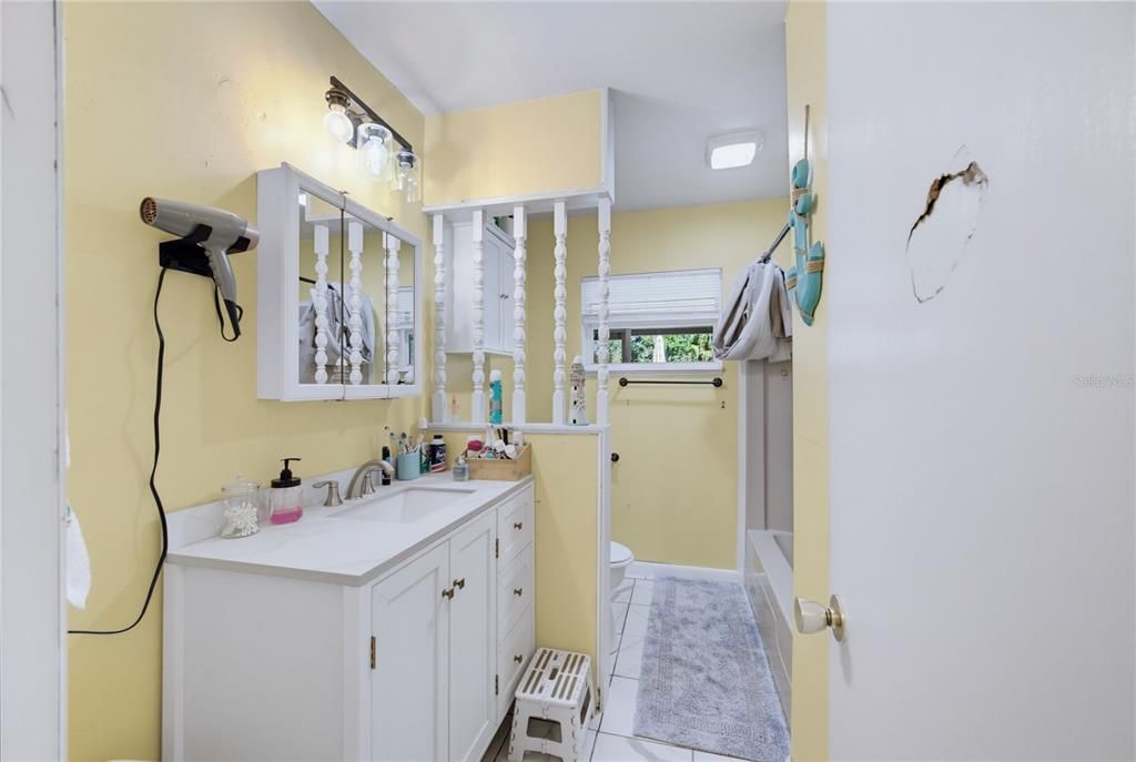 For Sale: $299,500 (2 beds, 1 baths, 1086 Square Feet)