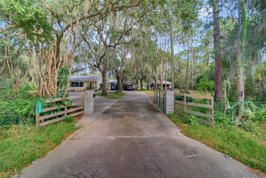 For Sale: $299,500 (2 beds, 1 baths, 1086 Square Feet)