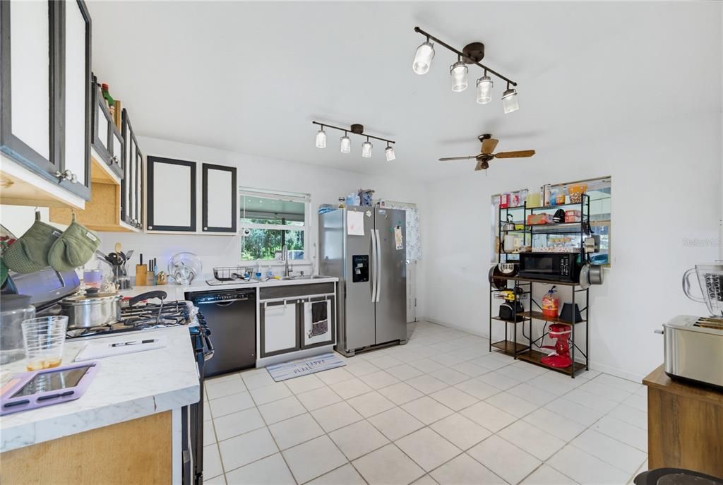 For Sale: $299,500 (2 beds, 1 baths, 1086 Square Feet)