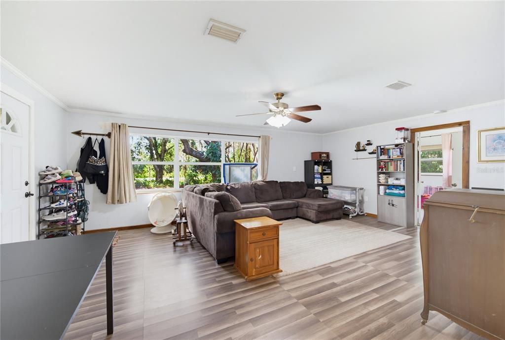 For Sale: $299,500 (2 beds, 1 baths, 1086 Square Feet)