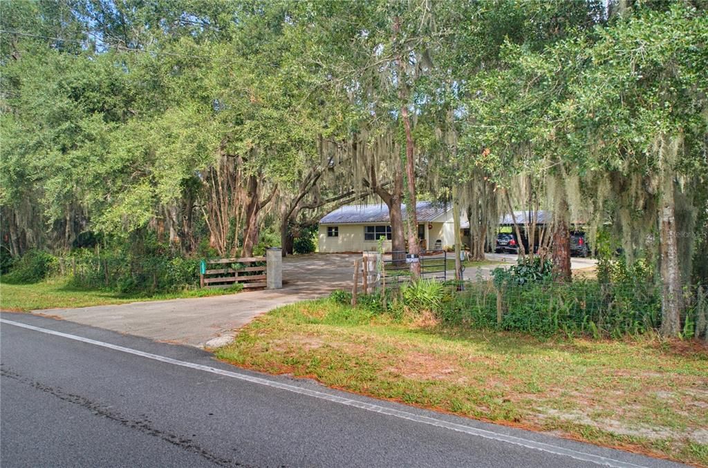For Sale: $299,500 (2 beds, 1 baths, 1086 Square Feet)