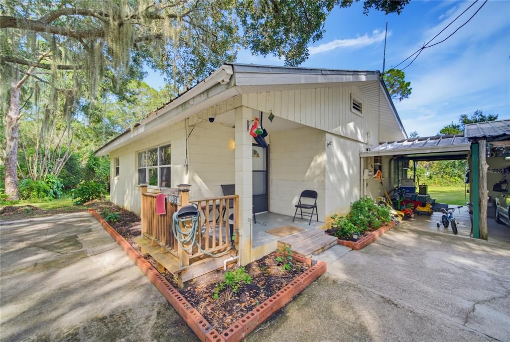 For Sale: $299,500 (2 beds, 1 baths, 1086 Square Feet)
