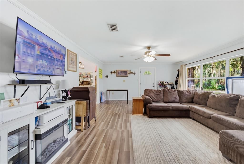 For Sale: $299,500 (2 beds, 1 baths, 1086 Square Feet)