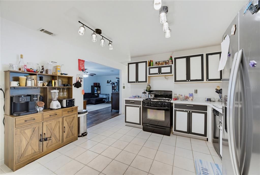 For Sale: $299,500 (2 beds, 1 baths, 1086 Square Feet)