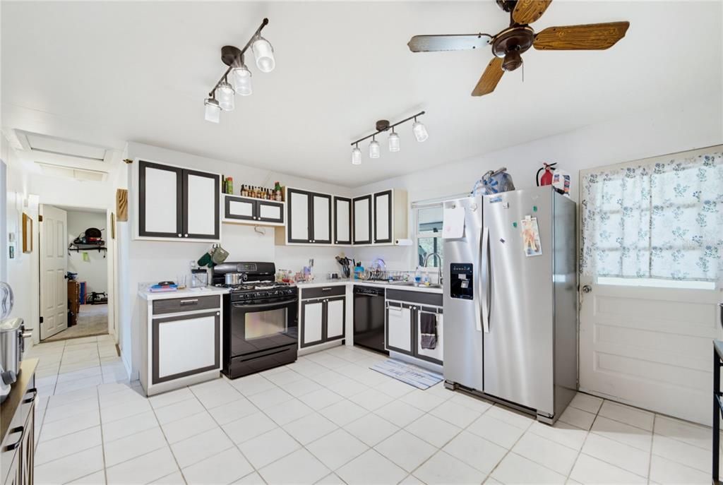 For Sale: $299,500 (2 beds, 1 baths, 1086 Square Feet)
