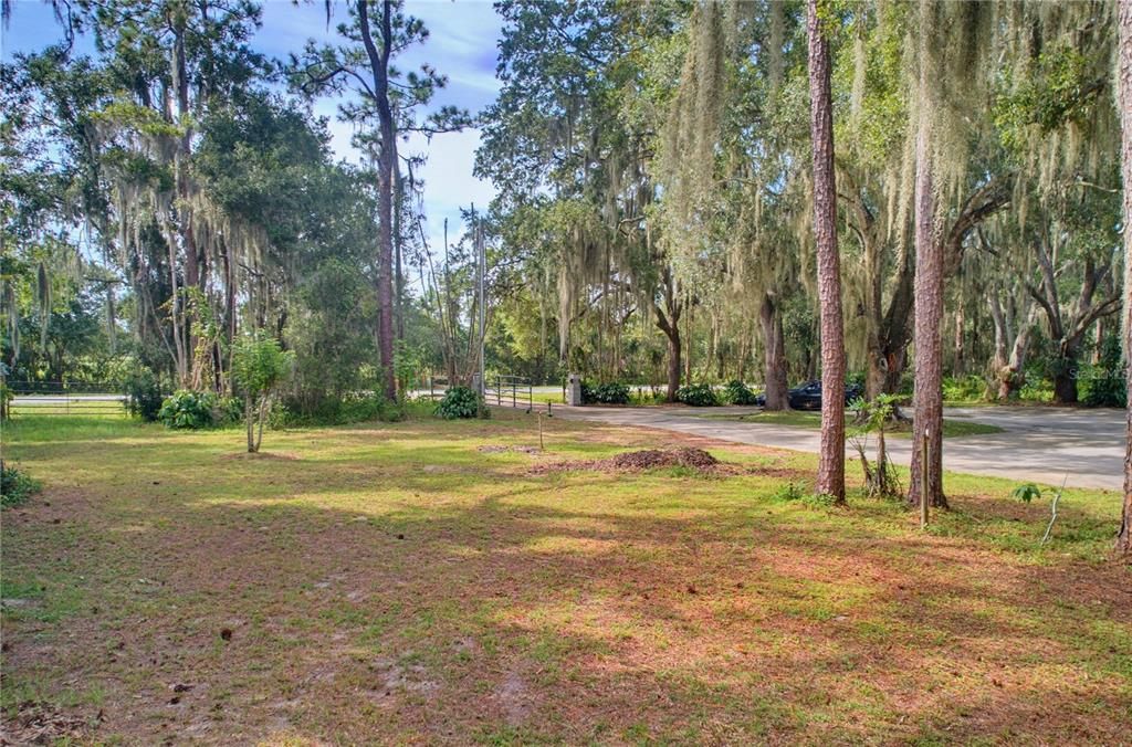 For Sale: $299,500 (2 beds, 1 baths, 1086 Square Feet)