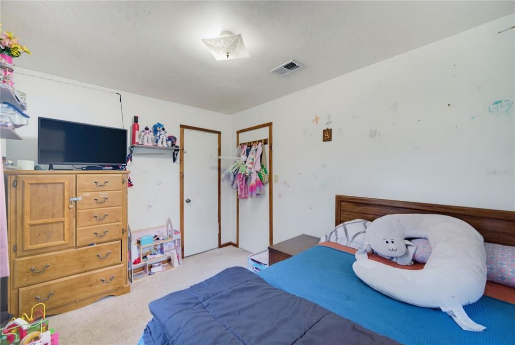 For Sale: $299,500 (2 beds, 1 baths, 1086 Square Feet)