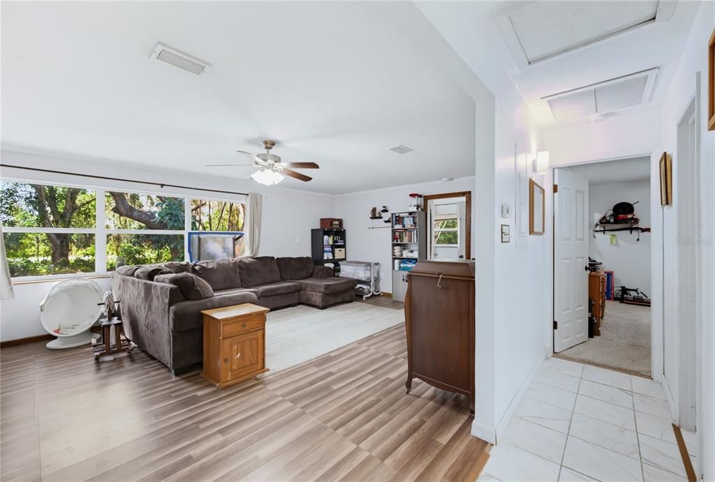 For Sale: $299,500 (2 beds, 1 baths, 1086 Square Feet)
