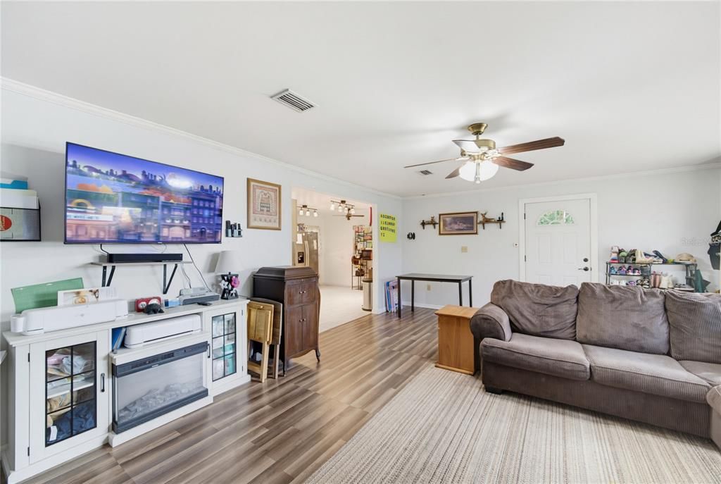 For Sale: $299,500 (2 beds, 1 baths, 1086 Square Feet)