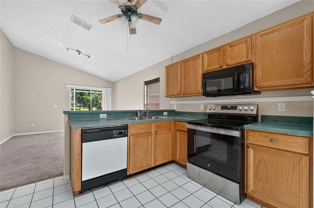 For Sale: $430,000 (3 beds, 2 baths, 1598 Square Feet)