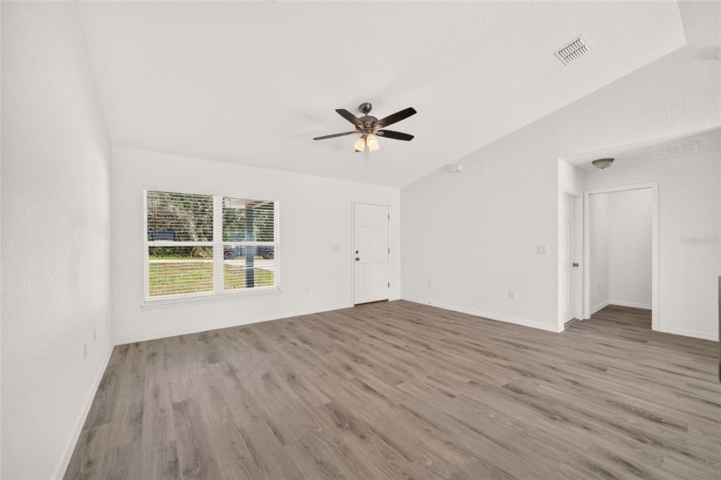 For Sale: $259,900 (3 beds, 2 baths, 1304 Square Feet)