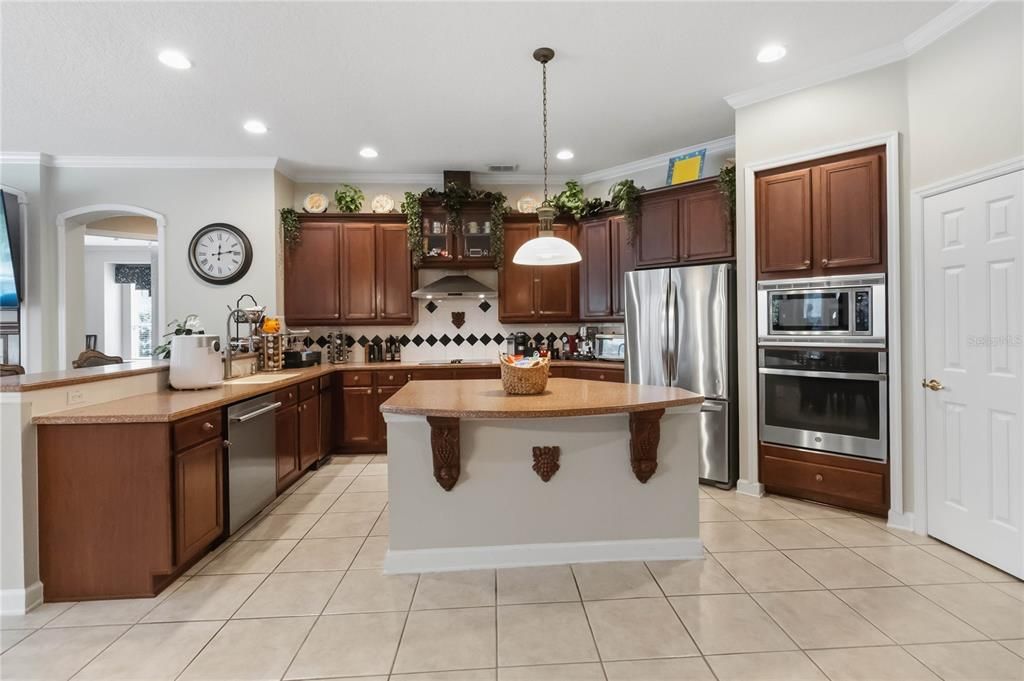 For Sale: $1,100,000 (4 beds, 3 baths, 3411 Square Feet)