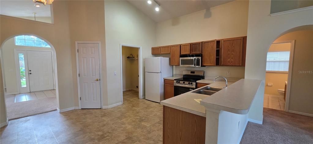 For Rent: $2,195 (3 beds, 2 baths, 1631 Square Feet)