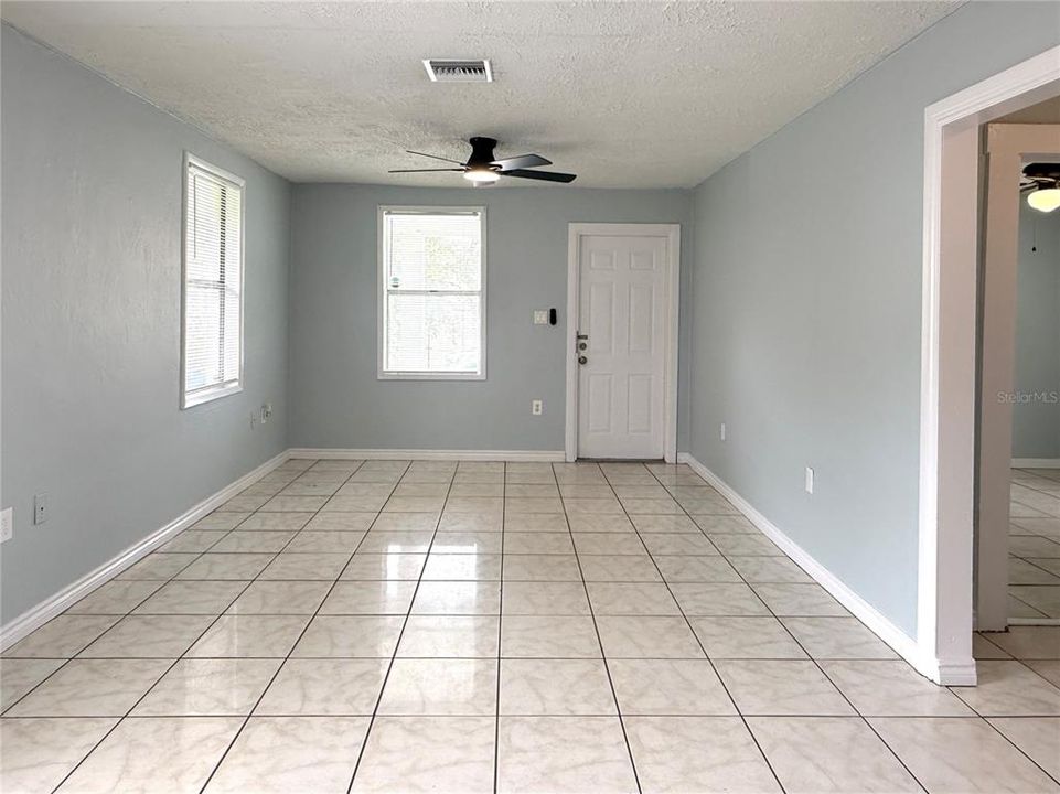 For Rent: $1,695 (3 beds, 1 baths, 936 Square Feet)