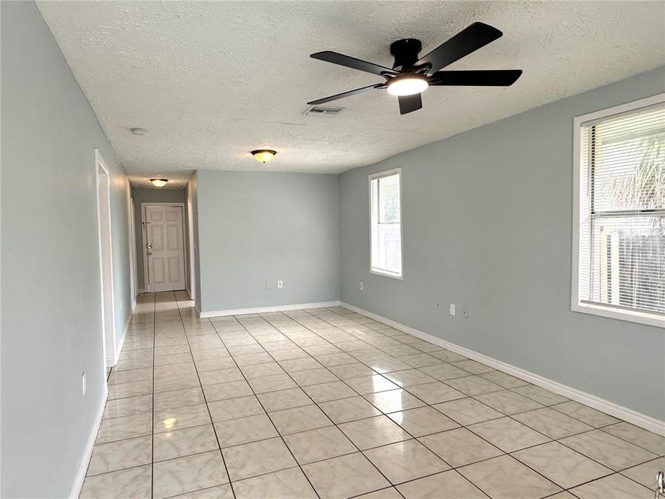For Rent: $1,695 (3 beds, 1 baths, 936 Square Feet)