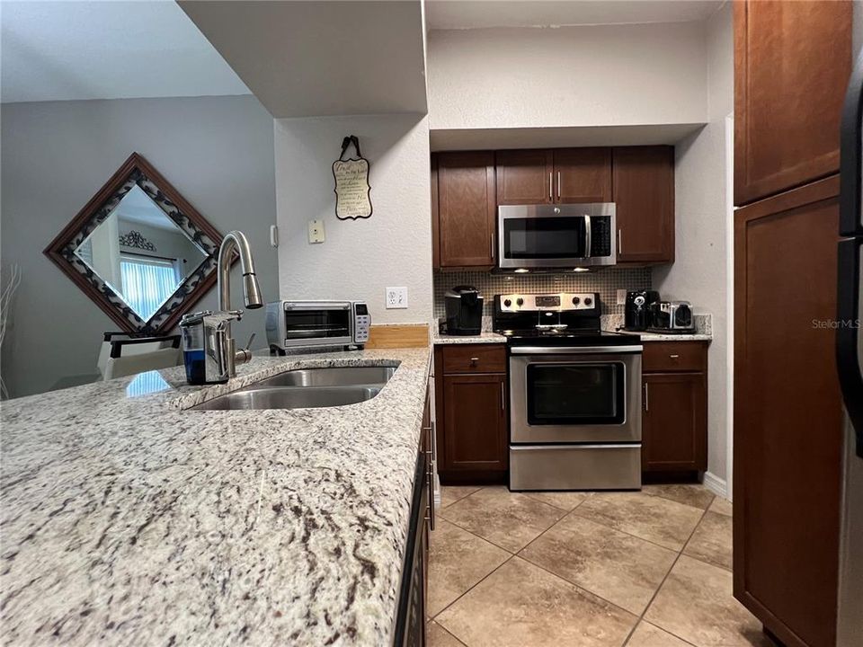 For Rent: $1,750 (1 beds, 1 baths, 724 Square Feet)