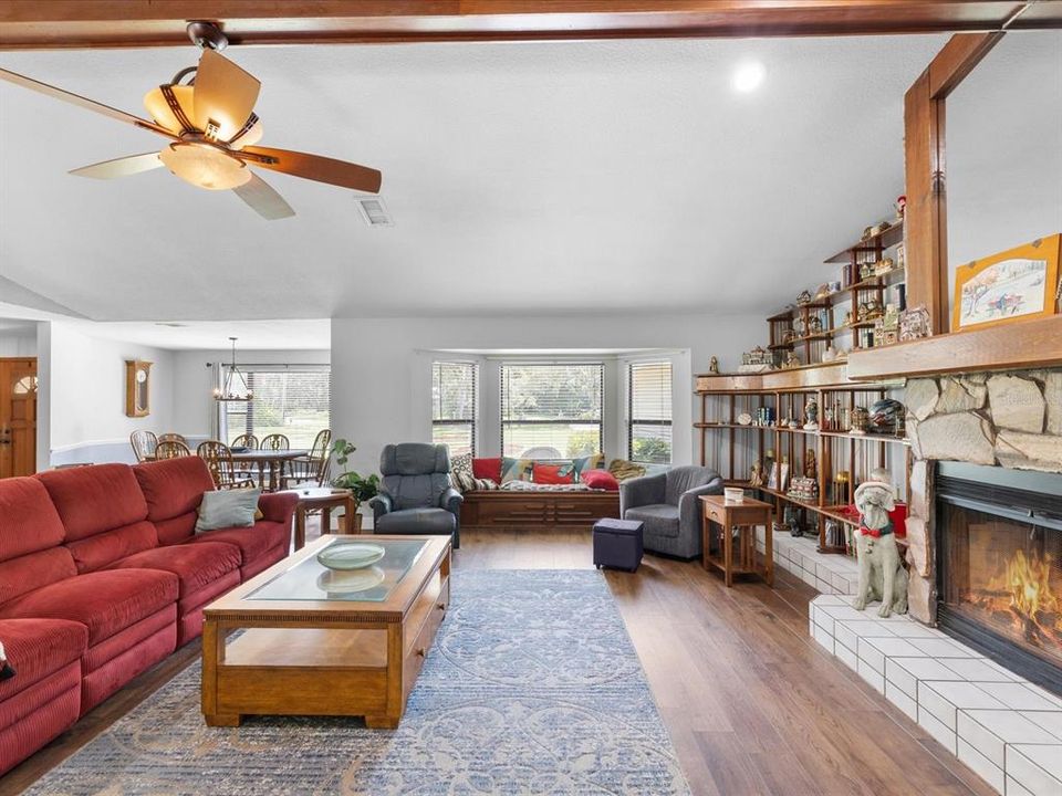 En Venta: $875,000 (5 camas, 3 baños, 3400 Pies cuadrados)