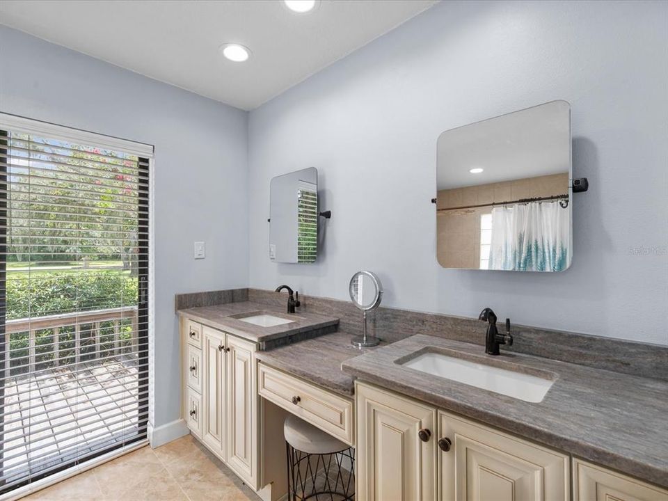 En Venta: $875,000 (5 camas, 3 baños, 3400 Pies cuadrados)