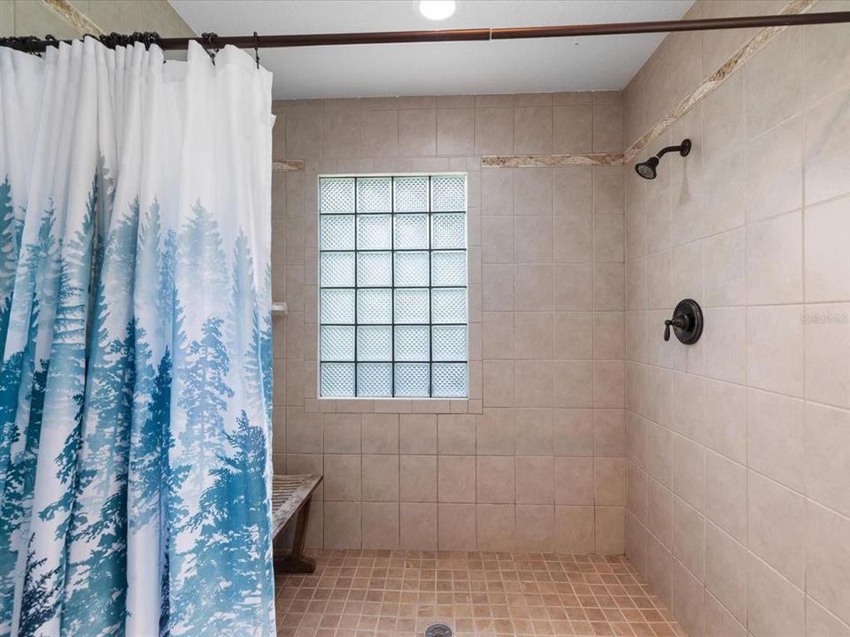 En Venta: $875,000 (5 camas, 3 baños, 3400 Pies cuadrados)