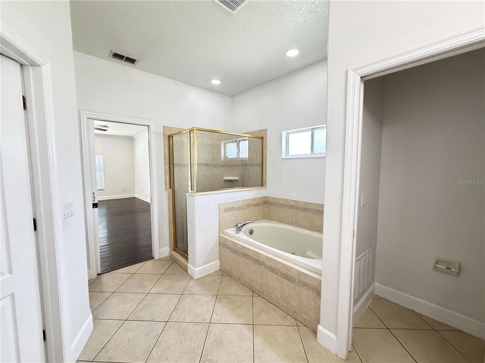 For Sale: $499,900 (5 beds, 2 baths, 3008 Square Feet)