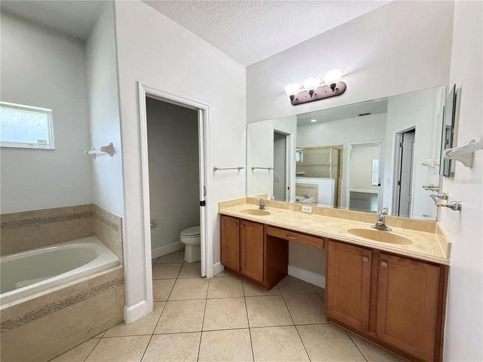 For Sale: $499,900 (5 beds, 2 baths, 3008 Square Feet)