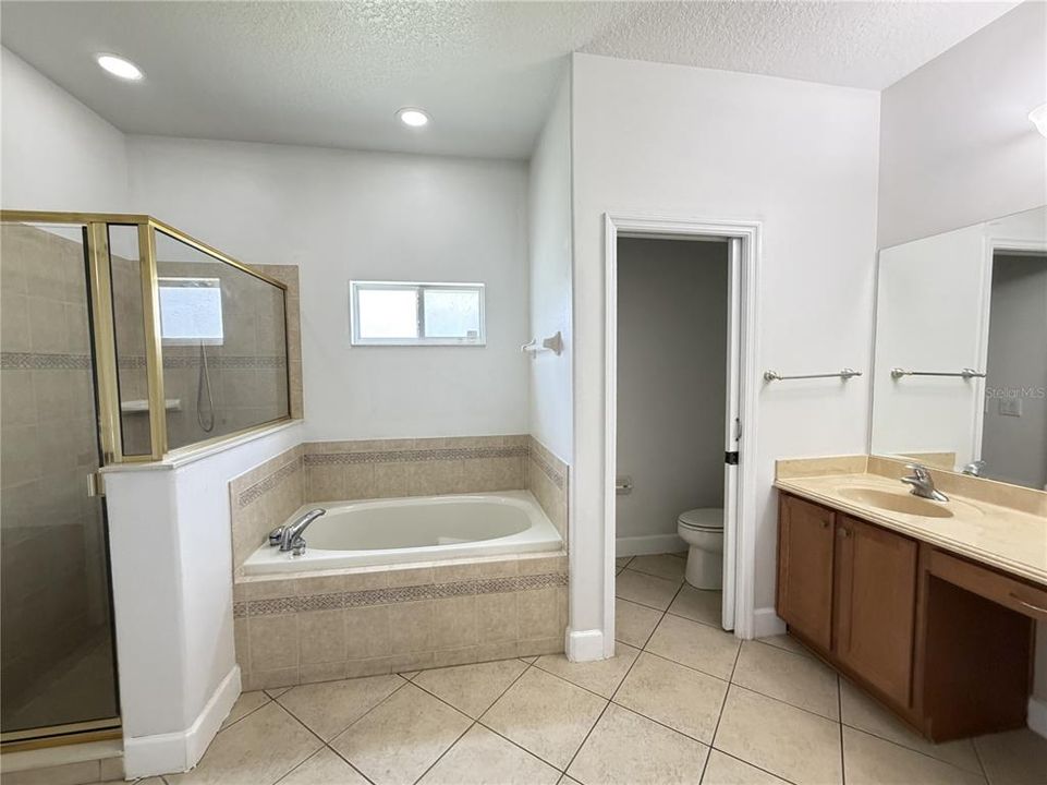 For Sale: $499,900 (5 beds, 2 baths, 3008 Square Feet)