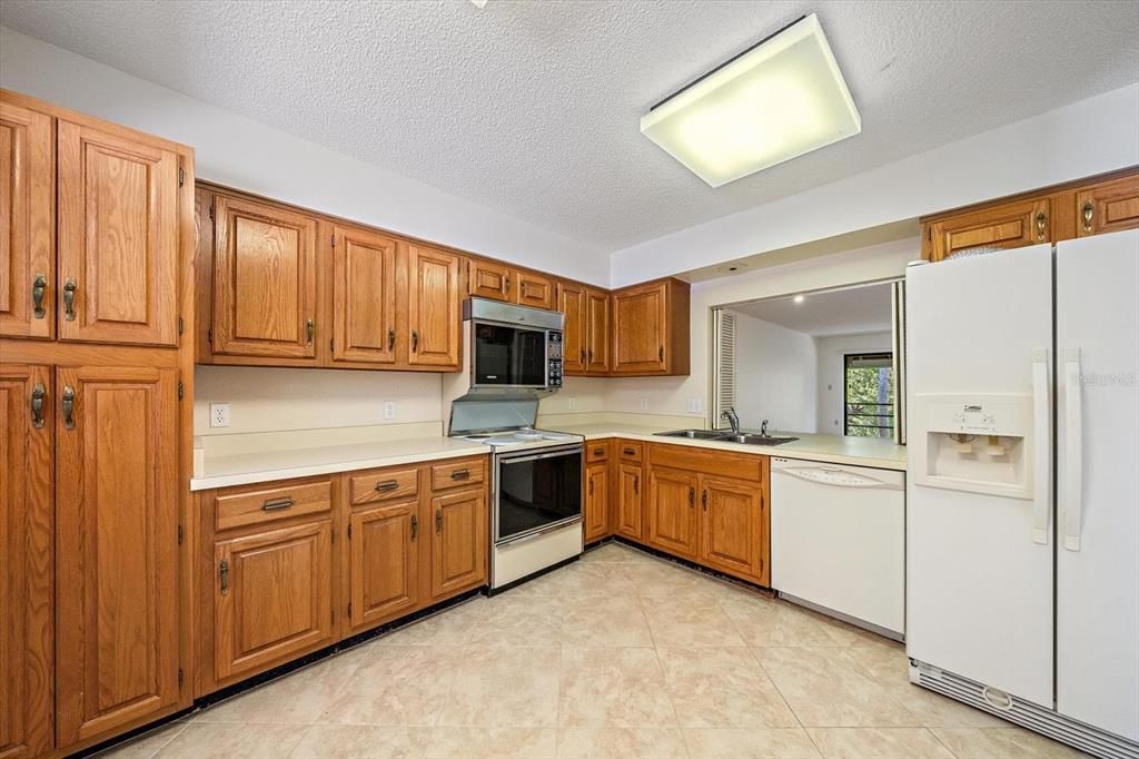 For Sale: $199,000 (2 beds, 2 baths, 1319 Square Feet)